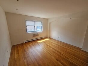 1600 W Greenleaf Ave, Unit 203 in Chicago, IL - Building Photo - Building Photo