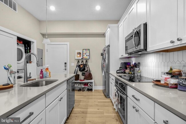 property at 2621 W Jefferson St
