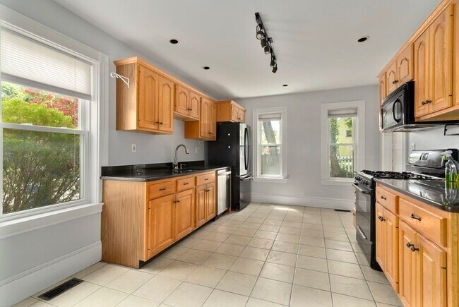 725 Watertown St in Newton, MA - Building Photo - Building Photo