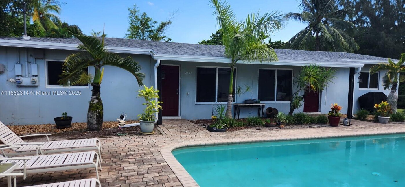 2433 NW 9th Terrace in Wilton Manors, FL - Foto de edificio