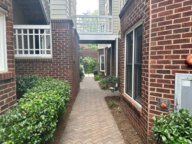 1021 Brighthurst Dr in Raleigh, NC - Foto de edificio - Building Photo