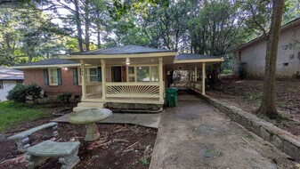 2068 E Lilac Ln in Decatur, GA - Building Photo