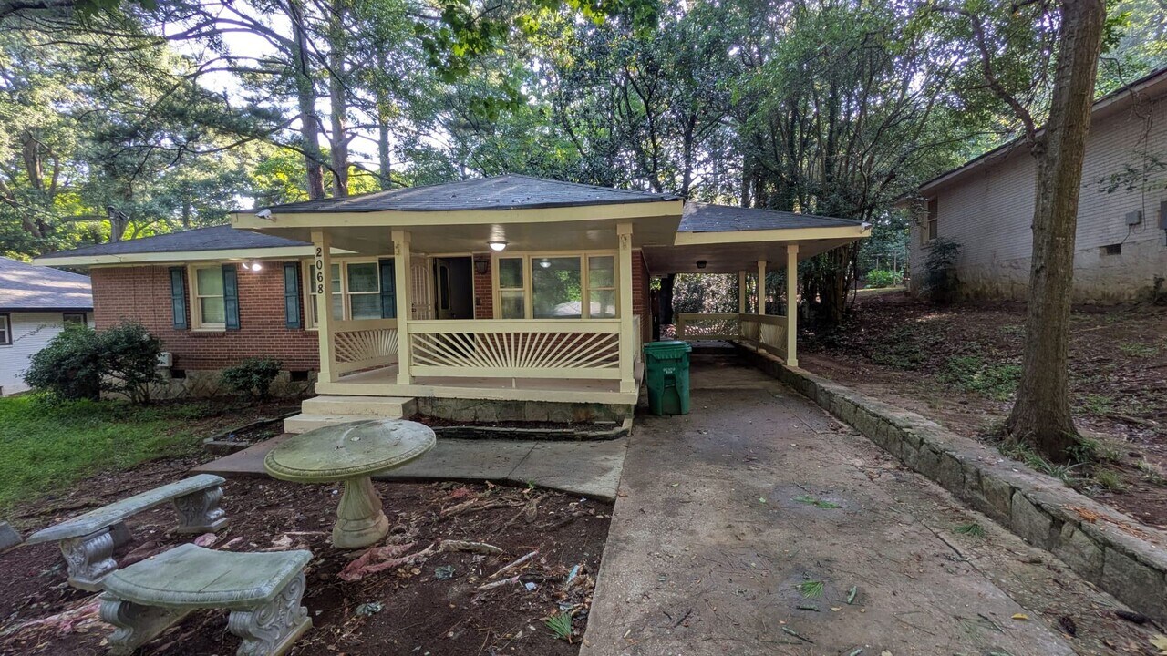 2068 E Lilac Ln in Decatur, GA - Building Photo