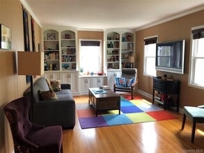 16 Southminster Dr in White Plains, NY - Building Photo - Building Photo