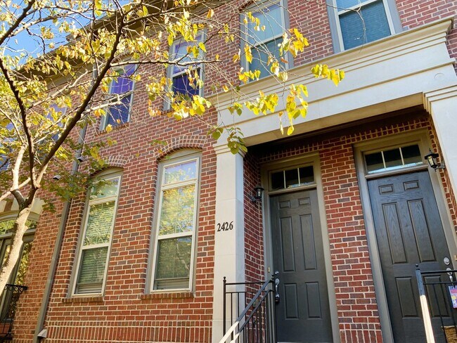 2426 Crescent Park Ct in Atlanta, GA - Building Photo - Building Photo