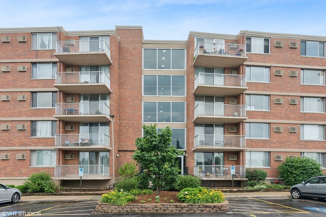 2200 S Stewart Ave in Lombard, IL - Building Photo