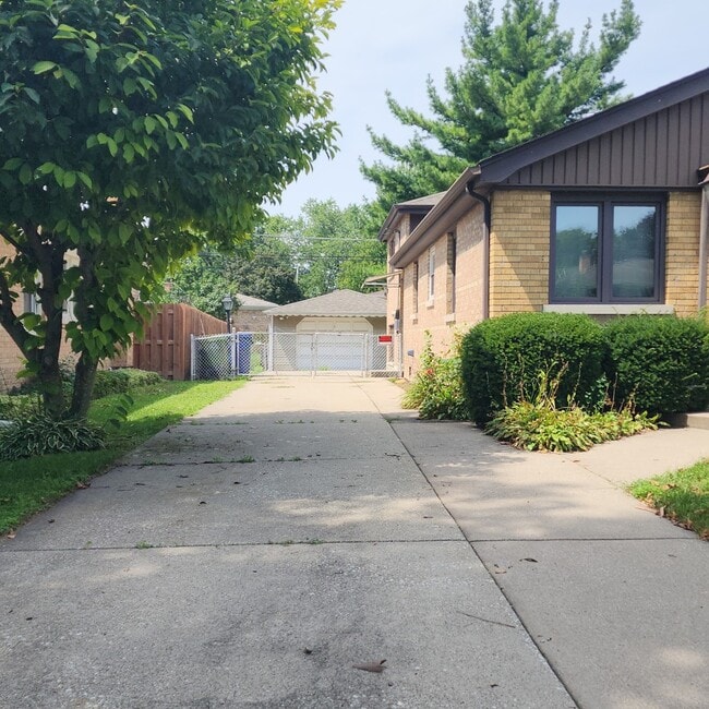9810 Warren Ave in Oak Lawn, IL - Foto de edificio - Building Photo