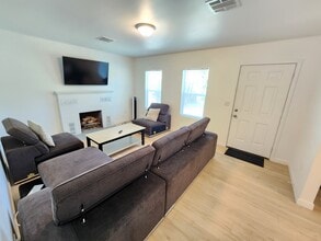 9682 Sunland Blvd in Sunland, CA - Building Photo - Building Photo