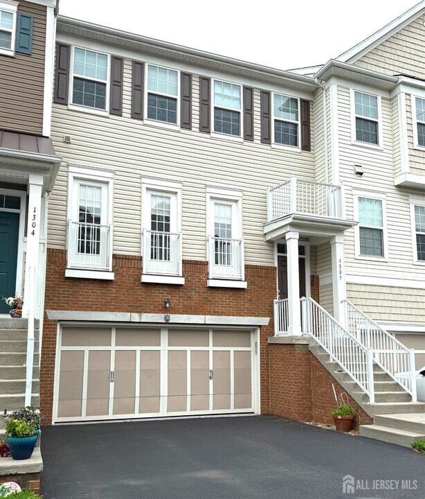1305 Hudson Cir in Highland Park, NJ - Building Photo