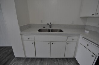 13800 Sherman Way, Unit 102 in Los Angeles, CA - Building Photo - Building Photo