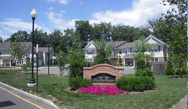 Toms River Crescent in Toms River, NJ - Foto de edificio - Building Photo