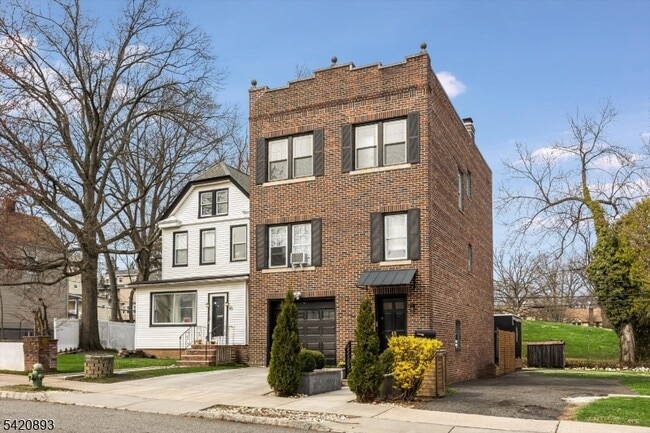 43 Pleasant Way in Montclair, NJ - Building Photo - Building Photo