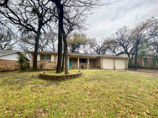 621 Forest Ln in Hurst, TX - Foto de edificio