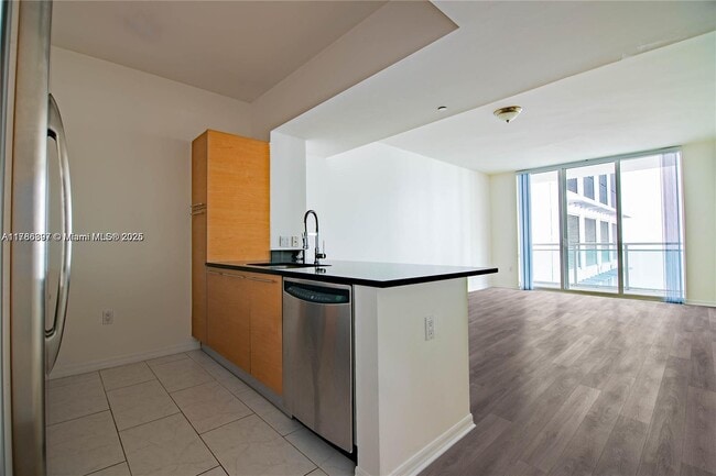 950 Brickell Bay Dr, Unit 703 in Miami, FL - Building Photo - Building Photo