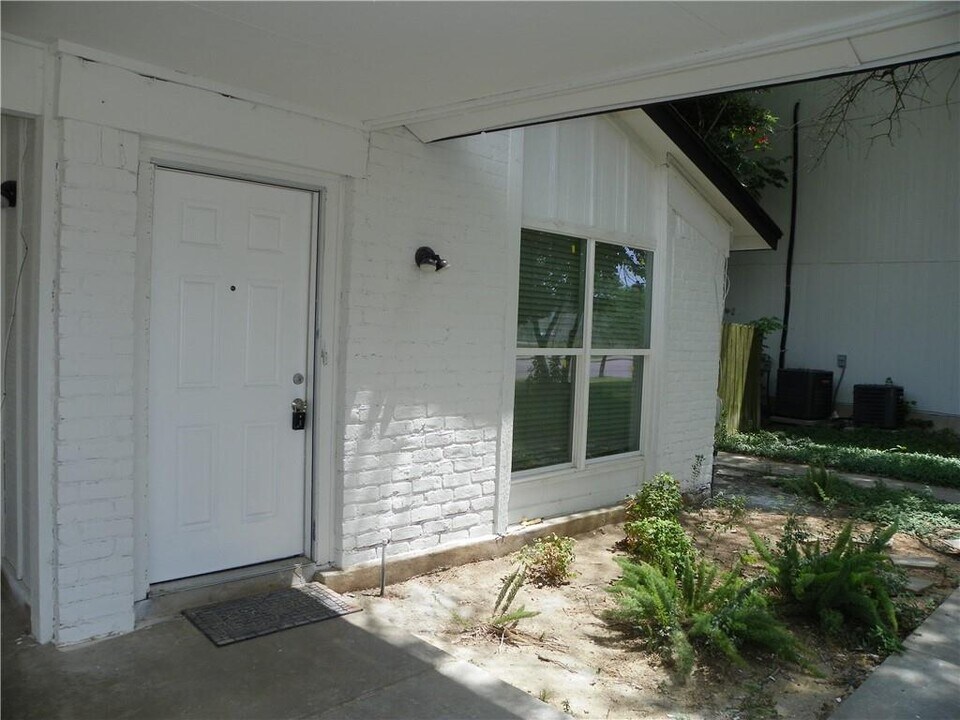 1306 Colony Creek Dr in Austin, TX - Building Photo