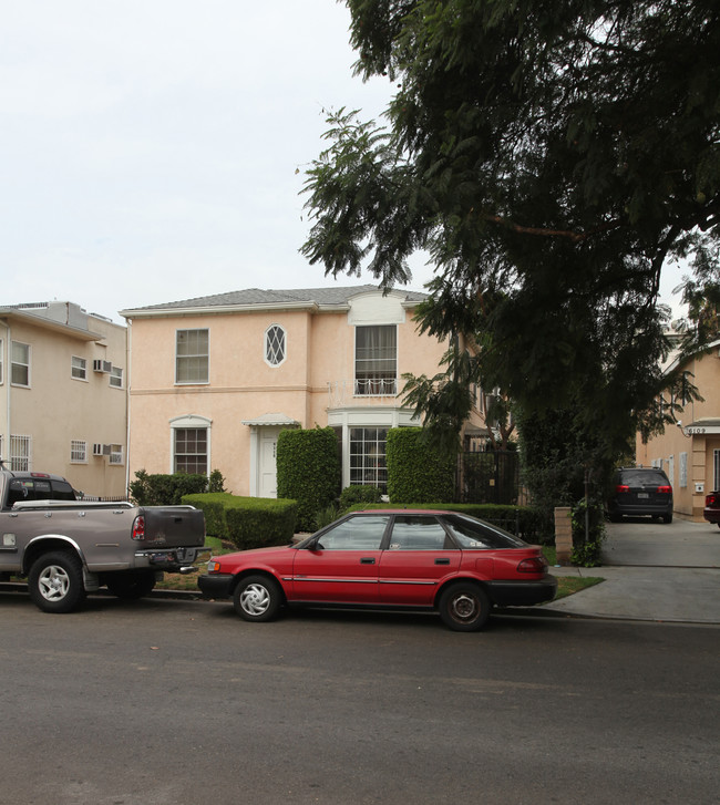 6111 Afton Pl in Los Angeles, CA - Foto de edificio - Building Photo