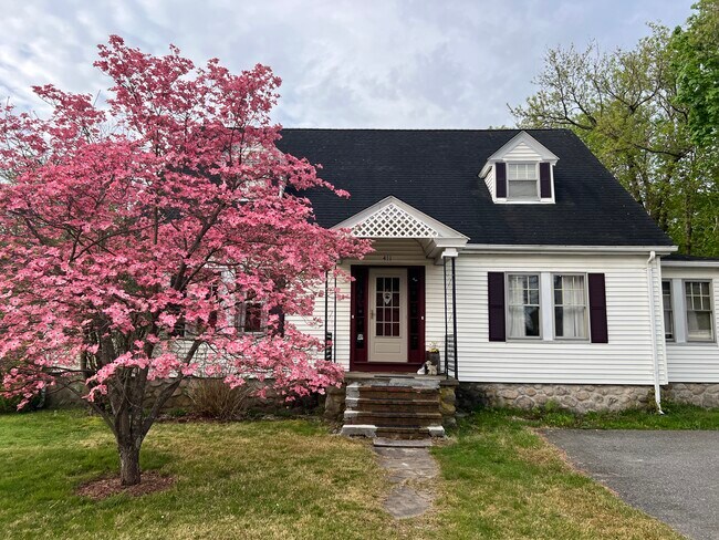 411 NE Main St, Unit B in Douglas, MA - Foto de edificio - Building Photo