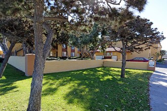 Hillside Villas in San Diego, CA - Building Photo - Building Photo
