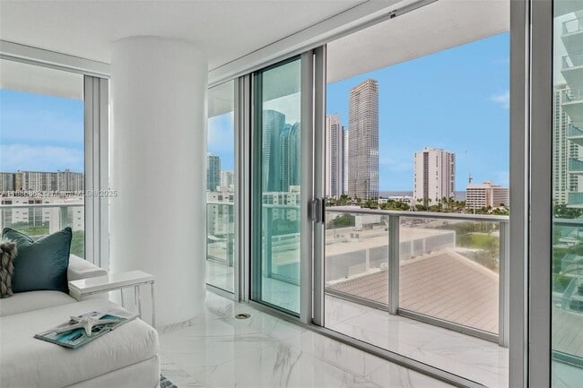 330 Sunny Isles Blvd in Sunny Isles Beach, FL - Building Photo - Building Photo