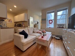 8 Grove St, Unit 4 in Boston, MA - Foto de edificio - Building Photo