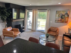 2777 Davison Ave, Unit B in Auburn Hills, MI - Foto de edificio - Building Photo