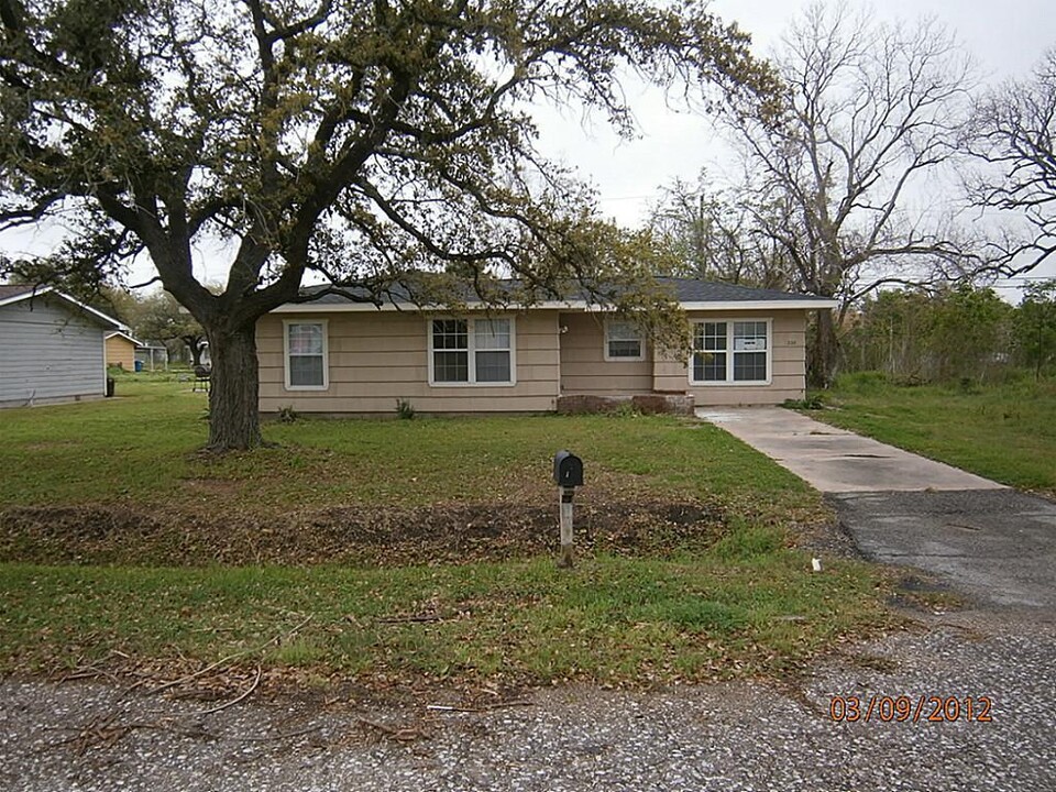 225 Nanlee St in La Marque, TX - Building Photo