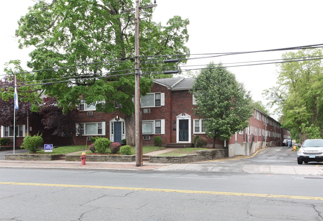 Colonial Court in East Hartford, CT - Building Photo