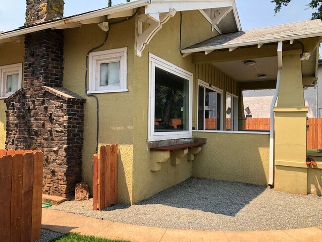1539 Riverside Dr in Redding, CA - Building Photo - Building Photo