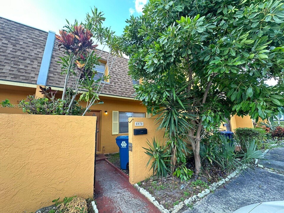 5970 NW 28th St in Sunrise, FL - Foto de edificio