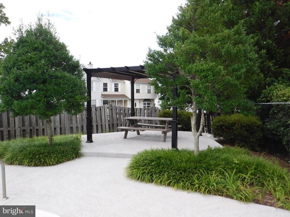 102 Piccadilly Ln in Stafford, VA - Building Photo