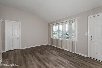 7300 Betsy Ross Dr in Louisville, KY - Building Photo - Building Photo