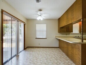 101 Frederick Rd in Fredericksburg, TX - Foto de edificio - Building Photo