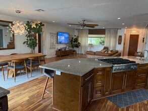 1068 E San Jose Ave in Burbank, CA - Foto de edificio - Building Photo