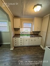 1024 Leslie St in Lansing, MI - Building Photo - Building Photo