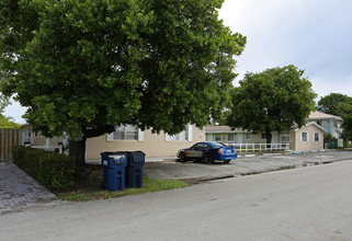 1401-1407 Holly Heights Dr in Fort Lauderdale, FL - Building Photo - Building Photo