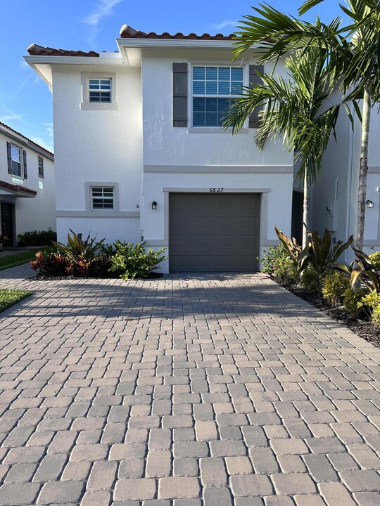 6827 Broadwater Ln in Greenacres, FL - Foto de edificio