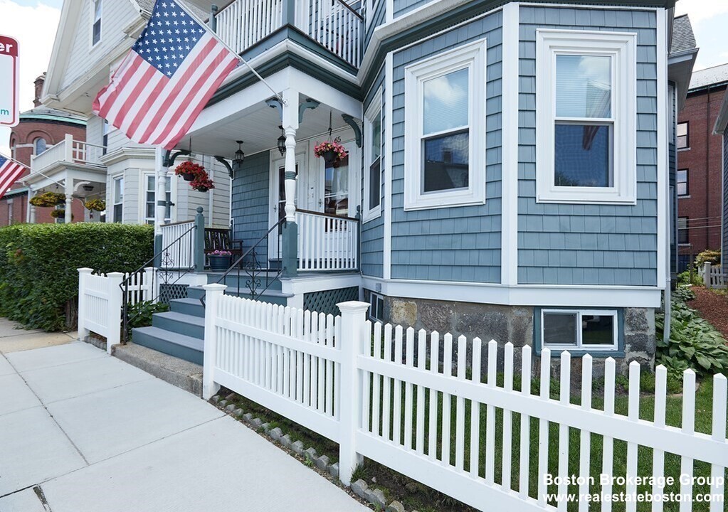 65 Roseclair St, Unit 1 in Boston, MA - Foto de edificio