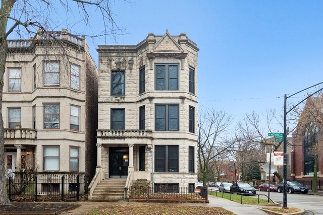 property at 935 N Hoyne Ave