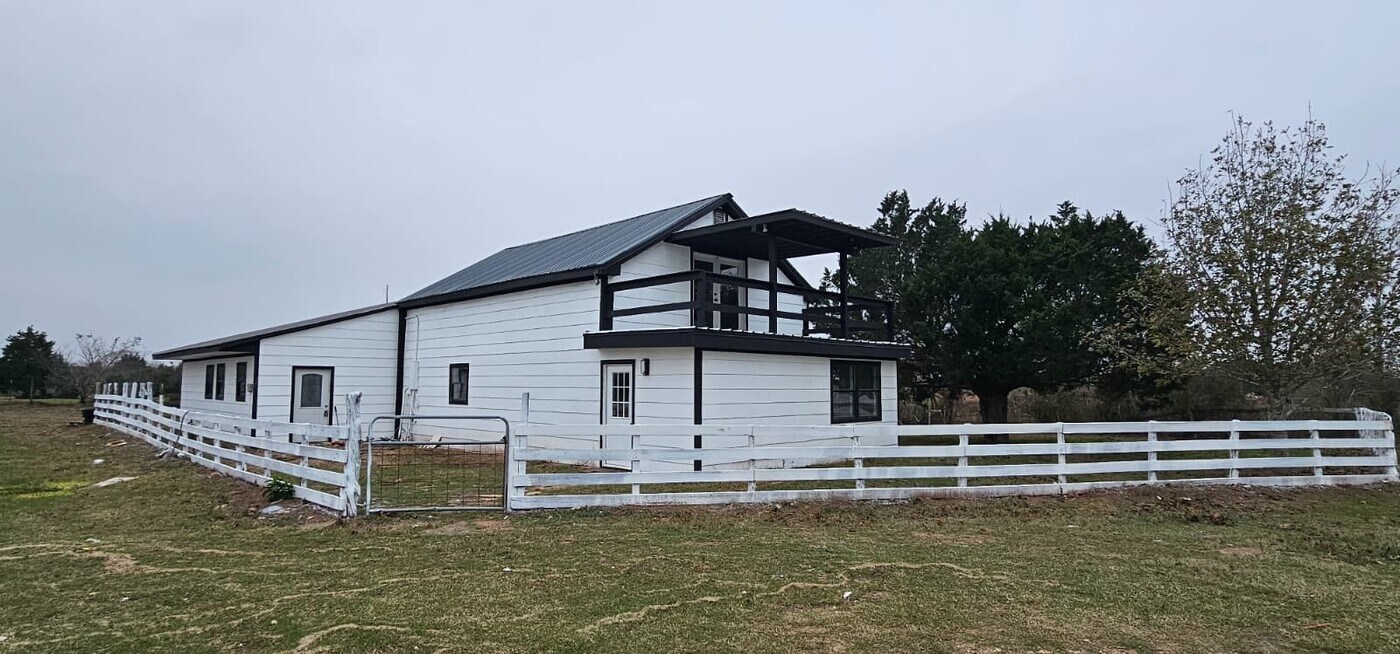 2786 Old Columbus Rd N in Sealy, TX - Building Photo