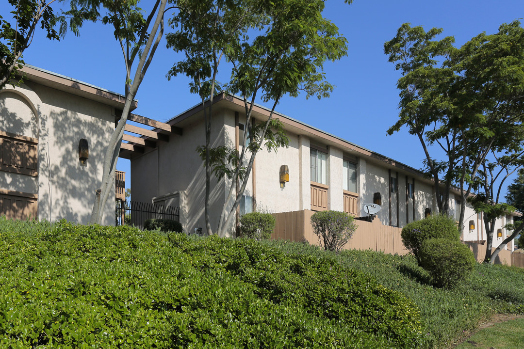 Plaza Verde in Escondido, CA - Foto de edificio