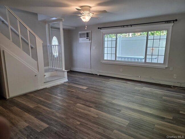 1019 Cassel Ave in Bay Shore, NY - Foto de edificio - Building Photo