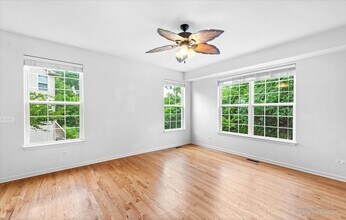 738 Oak Hollow Rd in Crystal Lake, IL - Building Photo - Building Photo