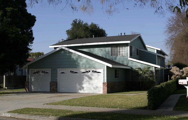 243 E Center St in Covina, CA - Foto de edificio - Building Photo