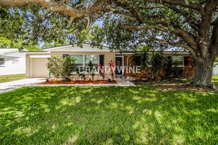 3221 Thistle Hill Dr in Aloma, FL - Building Photo