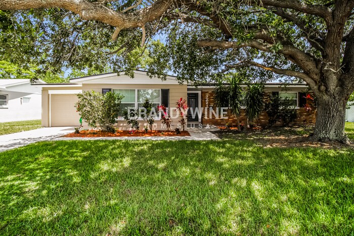 3221 Thistle Hill Dr in Aloma, FL - Building Photo