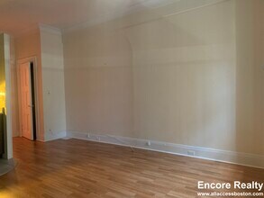 62 Boylston St, Unit 724 in Boston, MA - Foto de edificio - Building Photo