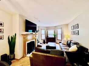 1059 W Cornelia Ave, Unit 1 in Chicago, IL - Foto de edificio - Building Photo