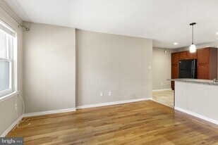 941 New Market St in Philadelphia, PA - Building Photo