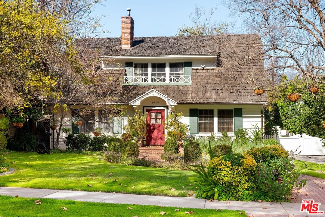 1625 Opechee Way in Glendale, CA - Building Photo