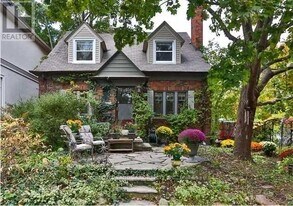 256 Oriole Pkwy in Toronto, ON - Building Photo